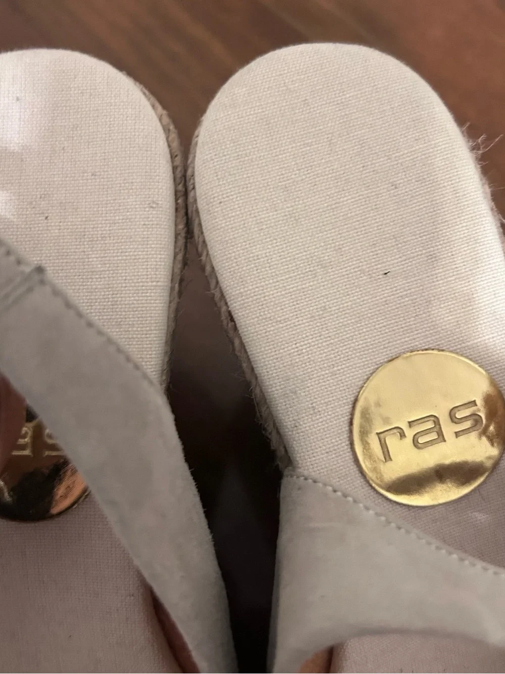 Ras suede peep
